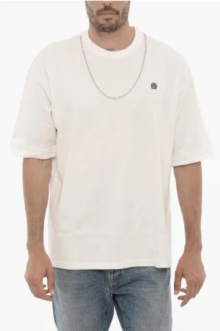 T-Shirt mit Rundhalsausschnitt, abnehmbarer Kette und Logo-Stickerei in Weiß