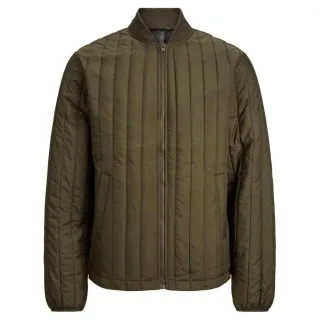 Herrenjacke der Marke Jack & Jones. Die Jacke ist aus hochwertigem Polyester gefertigt. Marke: Jack & JonesModellname: City Liner JacketKategorie: HerrenjackeMaterialien: PolyesterFarbe: grün