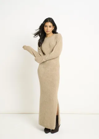 Figurbetontes Maxikleid aus Bouclé-Jersey in Haf Figurbetontes erbeige