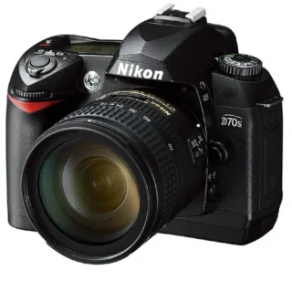Nikon D70S [6.1MP 2"] schwarz inkl. AF-S DX 18-70mm 3.5-4.5G IF ED Objektiv