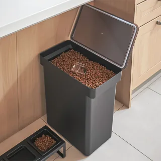 Yamazaki Futtertonne Hund Tower luftdicht 25L 12kg 41x42,5x24cm schwarz. Stilvolle Aufbewahrungsbox für Trockenfutter inklusive praktischem Messbecher