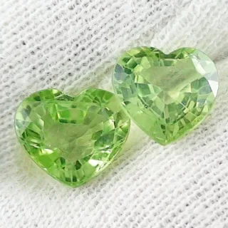 AAA Peridot Paar in olivgrün 3,63 ct (1,99 ct. + 1,64 ct.) - Herz multifacettiert