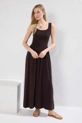 Gerade geschnittenes, mittellanges, locker fallendes Damenkleid für Freizeit und Alltag