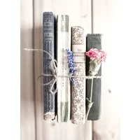artissimo Deco-Panel Bild 20x30 cm Hochformat / Wandbild klein / vintage modern, Stillleben: Vintage Bücher mit Blumen in Pastelltönen