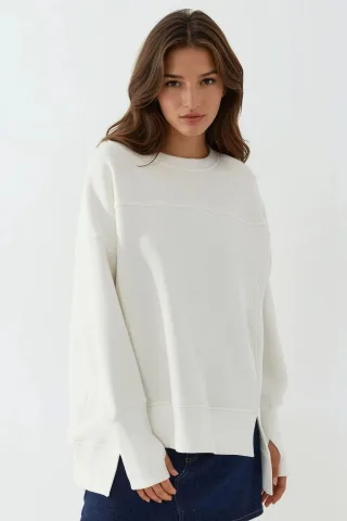 Oversized Sweatshirt mit Rundhalsausschnitt und vornem Schlitz in Weiß