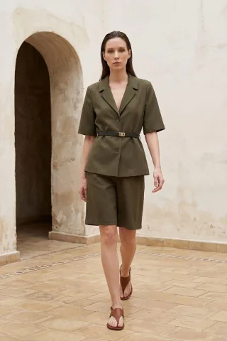 Gürteljacke und weite Hose Set