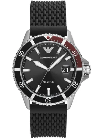 Die Emporio Armani Herrenuhr ist das perfekte Geschenk, um sich selbst oder einen geliebten Menschen zu verwöhnen. Das runde Gehäuse aus Edelstahl wird von einem hochwertigen Quarzwerk mit analogem Stil angetrieben. Diese Taucheruhr hat einen Durchme