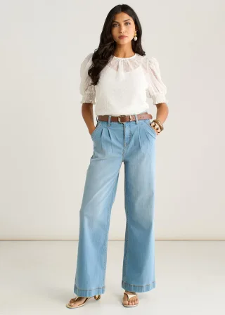 Hellblaue Jeans mit Falten und weitem Bein