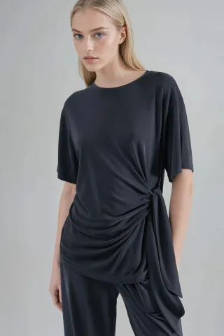 Lässige Modalbluse mit Rundhalsausschnitt und Bindung