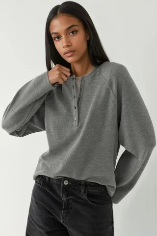 Lässiges gemustertes T-Shirt mit halber Knopfleiste und langen Ärmeln