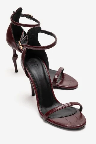 Yelena Pumps mit Knöchelriemen und Stilettoabsatz
