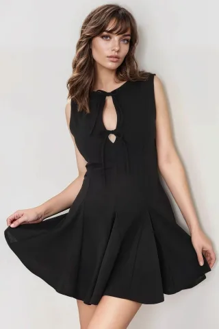 Tailliertes Mini-Kleid mit Schleife
