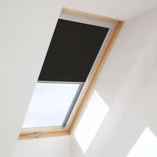 Dachfenster mit verdunkelndem Innenrollo in Schwarz, Holz, Schwingfenster, RoofLite+ made by Velux Group Slim Pine, Innen Kiefer, außen Anthrazit