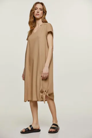 Beigefarbenes Midikleid mit Bindedetail