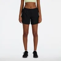 New Balance Laufshorts SPORT ESSENTIAL SHORT 5 aus Stretchmaterial, feuchtigkeitsabweisend, atmungsaktiv