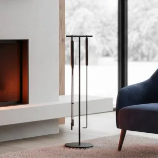 Freistehendes Kaminbesteck aus Metall in der farbe schwarz | Blomus Ashi. Eine strukturierte Kaminpflege für ein sauberes Ofen-Ambiente.