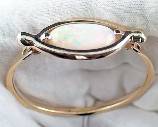 14k/585 Gelbgold Armreif mit White Opal aus Lightning Ridge - Schmuckstück mit Klappmechanismus