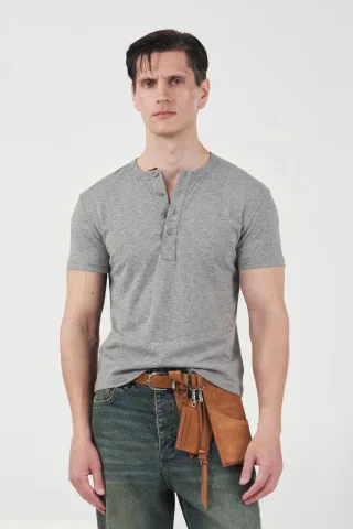 Slim Fit Rundhalsknopffreies T-Shirt