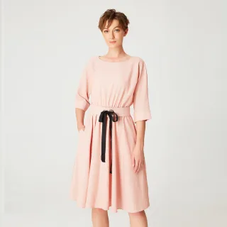 Ausgestelltes Kleid mit breitem Gürtel