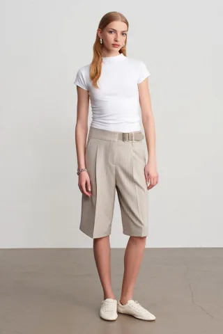 Hochtaillierte gestreifte maßgeschneiderte Shorts mit Gürtel