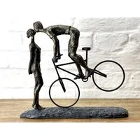 MF Skulptur Dekoobjekt Figur Skulptur Küss Mich Kiss me Fahrradfahrer Liebespaar (1 St)