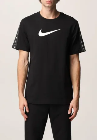 Nike Sportswear Repeat T Shirt Club in Schwarz