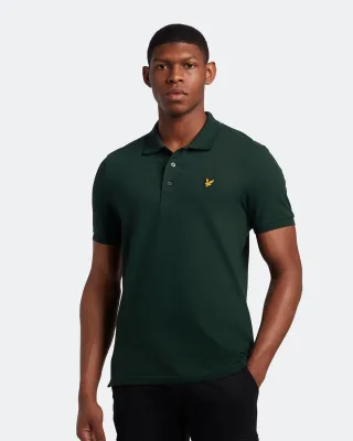 Als ultimative Stilikone von Lyle & Scott steht unser einfarbiges Poloshirt seit Jahrzehnten an der Spitze der Mode. Erhältlich in einer Vielzahl von Farben und hergestellt aus einer leichten, weichen Baumwollmischung, sind unsere Polos ein Muss für 