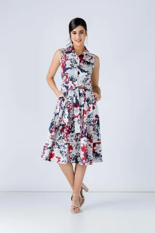 Marineblaues Kleid mit Blumenmuster und Gürtel
