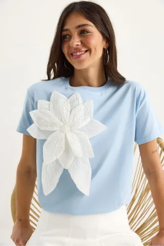T-Shirt mit Rundhalsausschnitt und Blumenmuster inklusive Zubehördetails