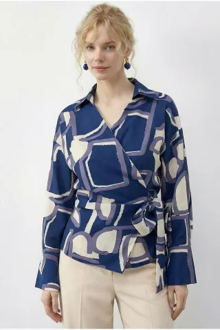 Bluse mit geometrischem Druck und Krawattendetail