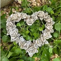 Radami Gartenfigur Grabschmuck Rosenblüten Rosenkranz Rosenherz Grabdekoration wetterfest