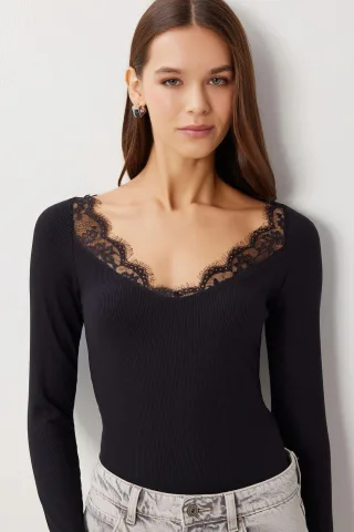 Spitzen-U-Ausschnitt Langarm-Fit-Bluse