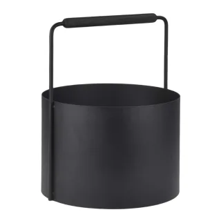 Moderner Brennholzkorb aus Metall in der farbe schwarz | Blomus Ashi M. Die strukturierte Holzaufbewahrung für ein gepflegtes Ambiente.