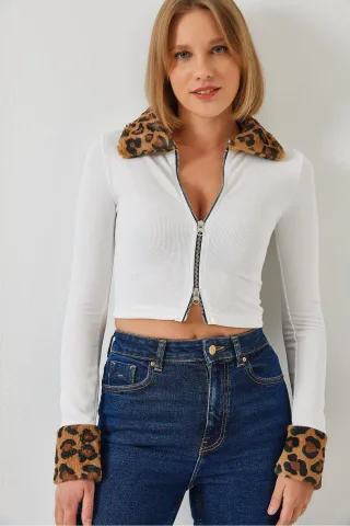 Taillierte Crop-Hoodie-Jacke mit Kunstfell und Leopardenmuster