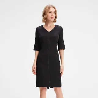 Kurzes Kleid mit kontrahierten Nähten
