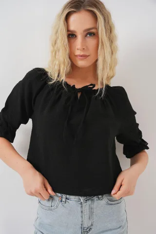 Texturierte Bootsausschnitt-Crop-Bluse mit Pompon-Detail