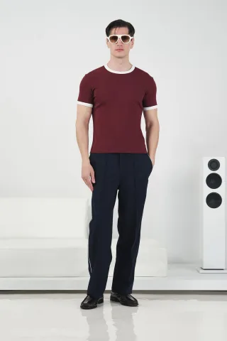 Slim Fit Rundhals-T-Shirt mit Kontrastbündchen