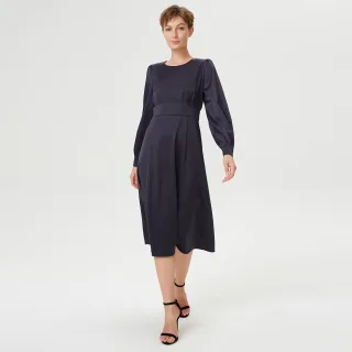 Angepasstes und ausgestelltes fließendes Blusenkleid