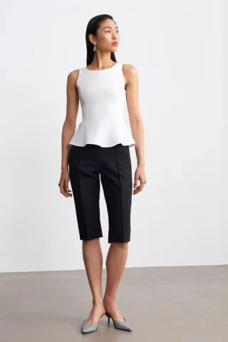 Taillierte ärmellose Crepe-Peplum-Bluse