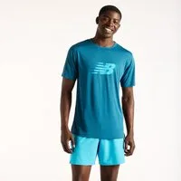 New Balance Trainingsshirt SPORT ESSENTIALS UTILITY MOTION GRAPHIC T-SHIRT für Fitness und Training, atmungsaktiv, schnell trocknend