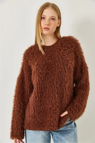 Übergroßer strukturierten Strickpullover mit plüschigen Details