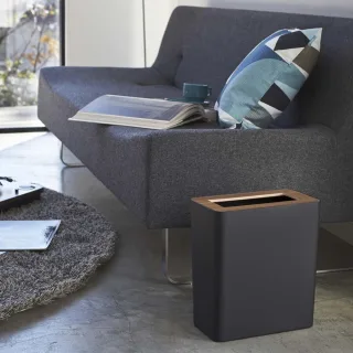 Yamazaki Papierkorb blickdicht 28x30x15cm Metall Holz schwarz. Schaffen Sie klare Strukturen an Ihrem Arbeitsplatz mit diesem modernen Design-Mülleime