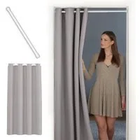tinycurtains Türvorhang mit Stange weiß 55-90 cm ohne Bohren, Thermo Vorhang Tür, Ösen, abdunkelnd, Polyester, hellgrau Moonlight, Türgardine mit Klemmstange Raumtrenner verdunkelnd