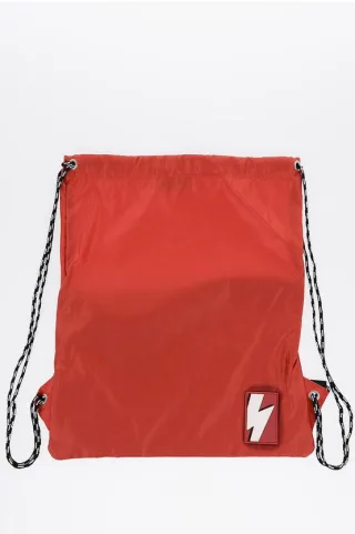 Einfarbiger Nylon-Rucksack mit Kordelzug und Monogramm in Rot