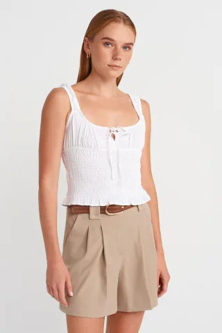 Taillierte ärmellose Bluse mit Krawattenvorderseite