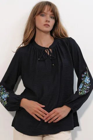 Bestickte oversized Crêpe-Bluse