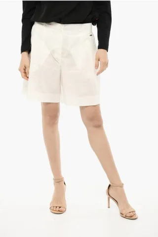 Doppelt plissierte Shorts mit Gürtelschlaufen in Weiß