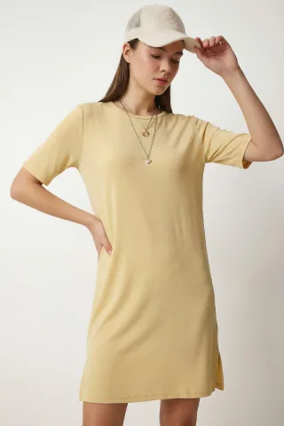 Mini-Kleid mit Rundhalsausschnitt und Schlitz