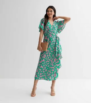 Abstrakt bedrucktes Wickelkleid mit Gürtel