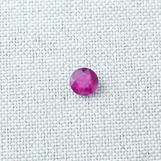 0,75 ct Pink Roter Rubin - multifacettierter Schliff - Top GEM